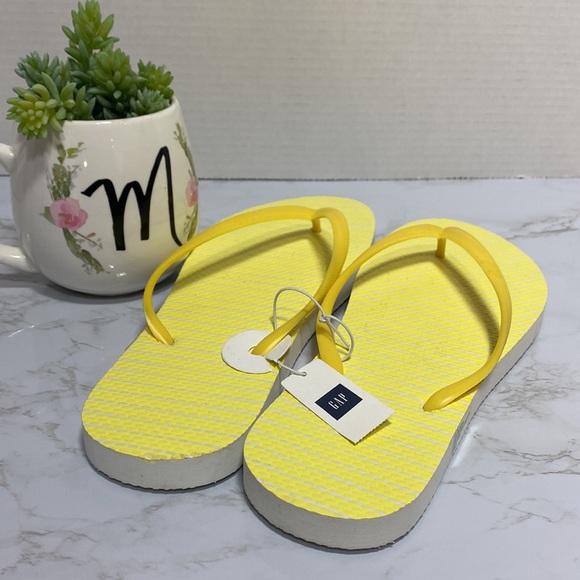 Gap yellow flip flops size 10 - Picture 3 of 6